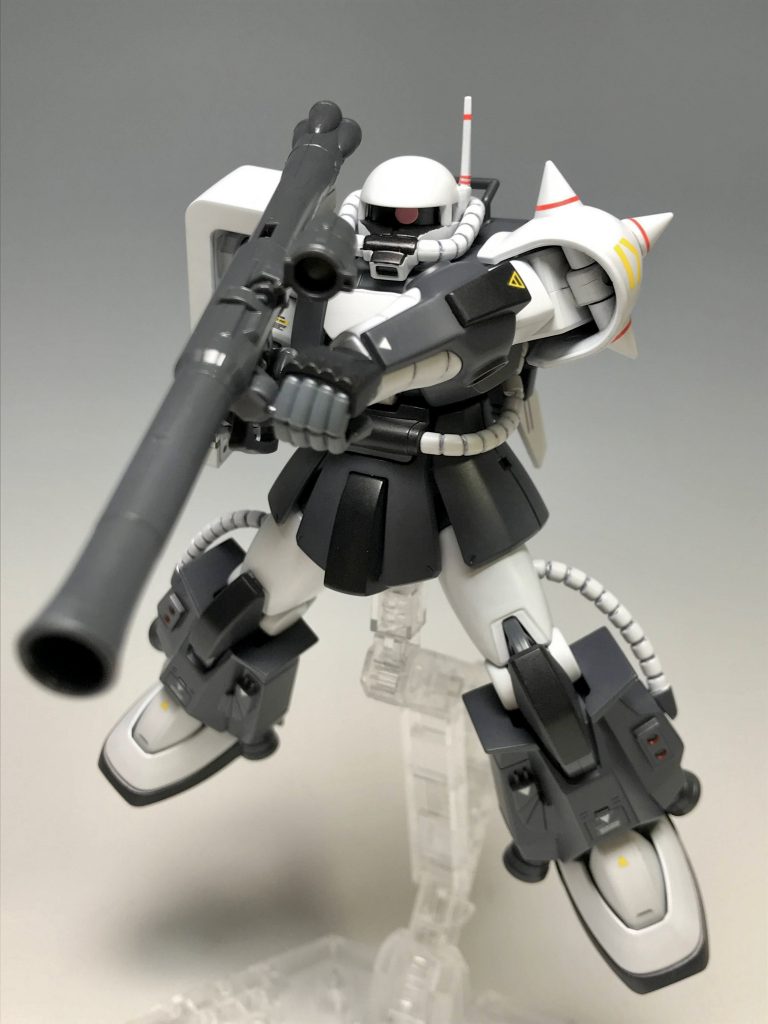 バズーカで。両手持ちもサマになりますね。