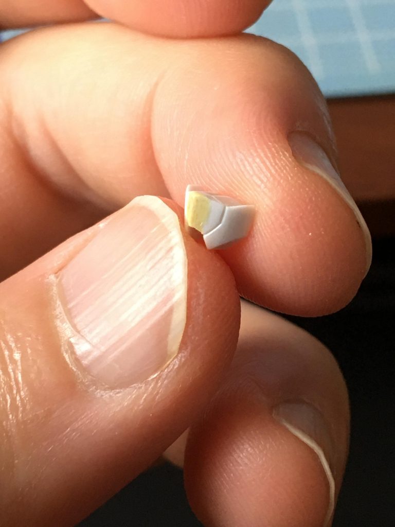 マスクはパテ盛りとペーパーがけで形状変更。顔をそのままだとオリジナル感出なくて嫌だったのじゃ