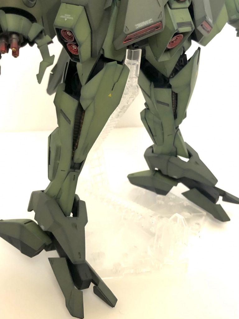 この下半身だと自立はちょっと厳しいです。スタンド推奨。でもこのデザインは大好き!