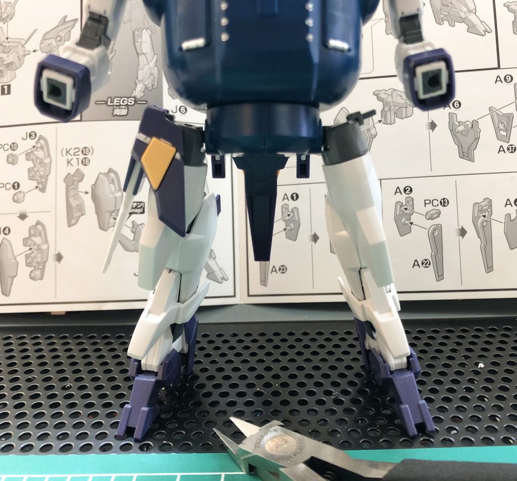 脚はそのままだと寂しかったので、スカートパーツを接着してみました^_^