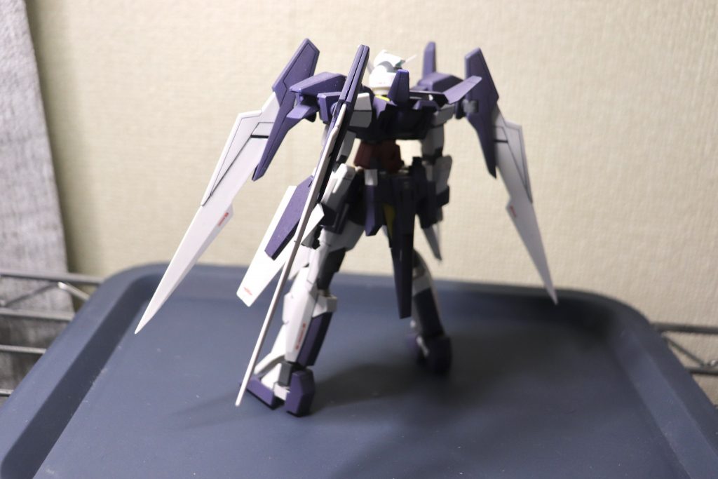 スジボリは、1000円くらいで買えるケガキを使用。タガネが理想だったけど、結構値段しますから、あのときはケガキが精一杯でした。MG AGE2ノーマルのスジボリを参考にして掘りましたが、今思うととても寂しいなあ。初心者なのでこれから成長していけばいいか。部分塗装は、塗装環境がほぼ皆無だったため、ガンダムマーカーエアブラシのみで行いました。たしか、メインの青部分は全て「ティターンズブルー」で。腰は「シャアピンク」で塗装しました。お気づきの通り、作ったころちょうどビルドダイバーズを見ていたため、AGE2マグナムのカラーリングにだいぶ引っ張られてますね笑