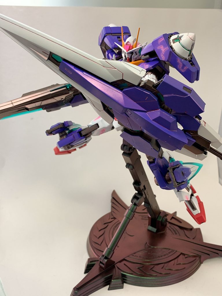 台座にはセリアに売っているネイルのミラーパウダーをガイアの光沢クリアに混ぜて吹き付けしていますが、これも写真では上手く伝わらない 