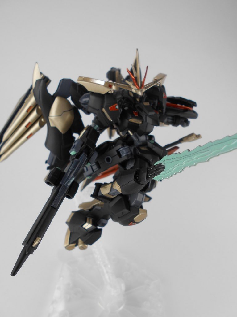 脚部補助バーニア兼マニピュレーター・「ゲアイ」。フェイクニューガンダムの腕部をバーニアとして使用しますが、接近時にはマニピュレーターを出してビームサーベルとして使用できます。「ゲアイ」はギリシャ語で「群星」のアナグラムです。