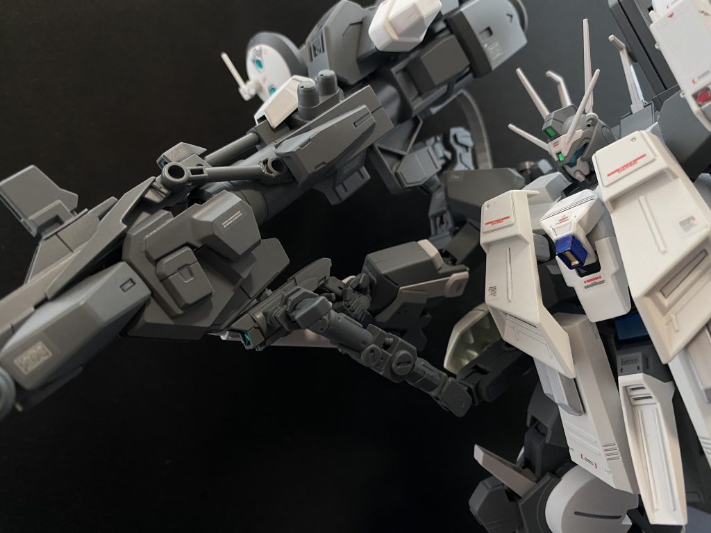 ランチャー使用時、腿部のサブアームによりサブグリップをホールドすることで、射撃時の安定性を上げている。また、本機はサブアームを隠し腕のように隠さず、あえて見えるようにすることで相手に、近づくとあのサブアームでなにかしてくるのでは、と思わせるようにワザと見えやすい位置に配置している。