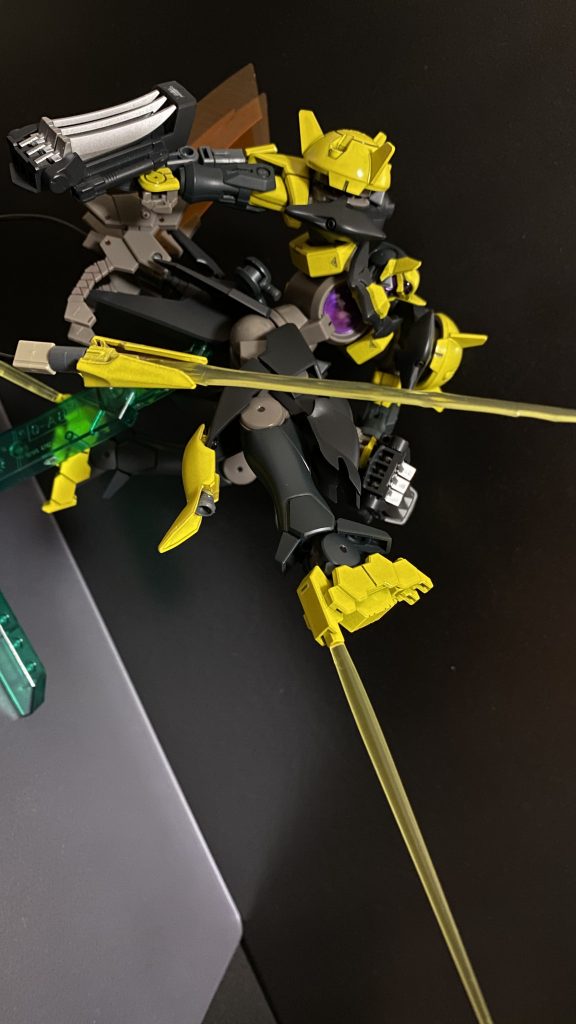 尻尾の先、足の踵部からビームサーベルを発振可能。全身を使った近接特化型である。