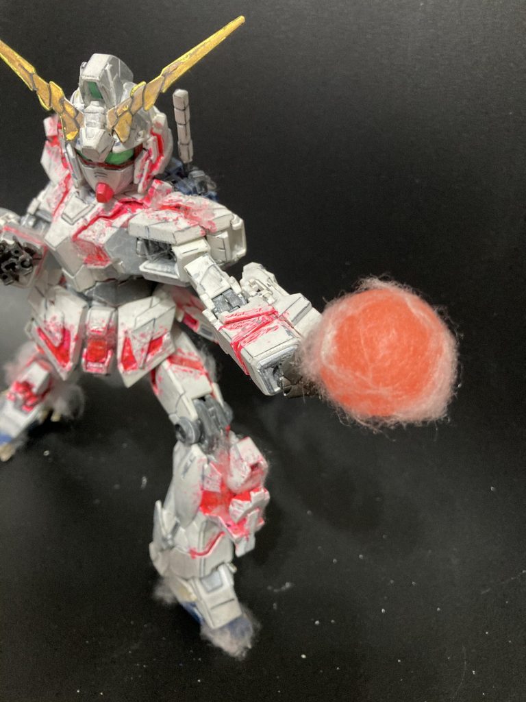 サイコフレームの発光は蛍光2色を書き込みしてワタで煙らせてみました。エネルギー球体はスーパーボールにワタを巻いています。