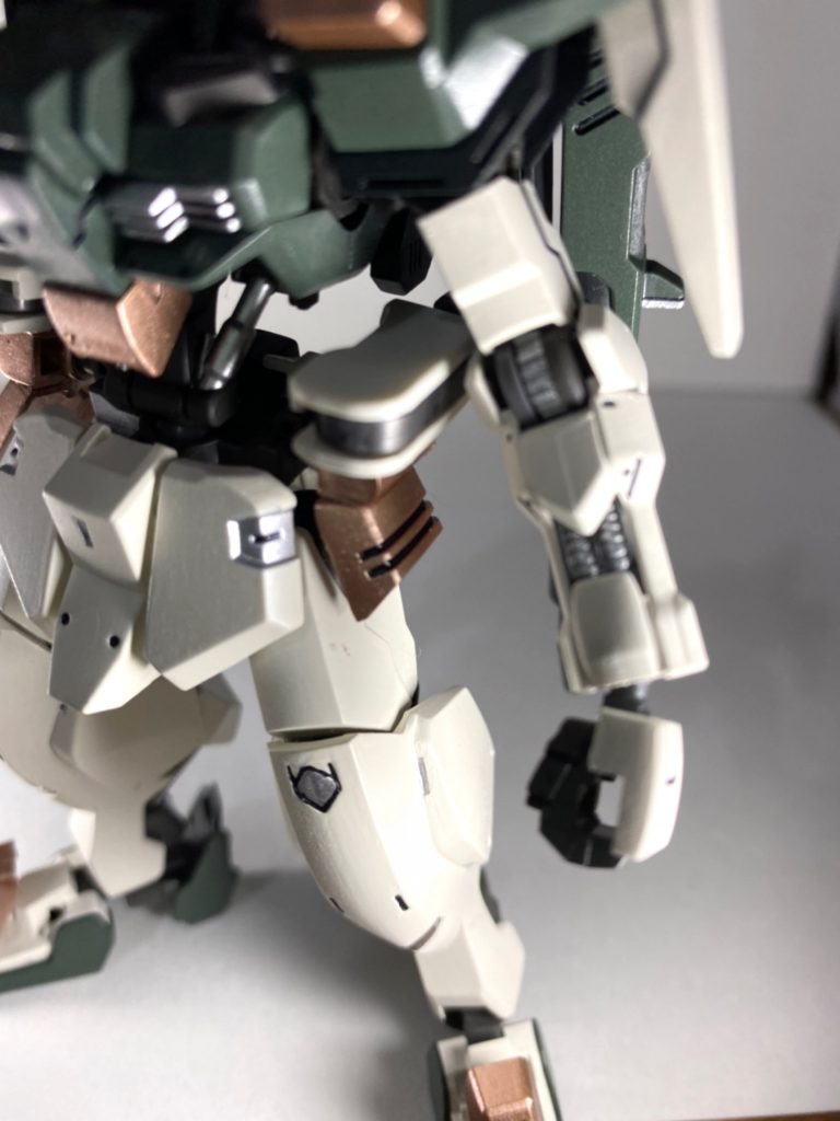 メイン武装のアームは保持部をカットしてサイドスカートと一体化させています。これによって各武器をしっかり構えられます。以下、武装となります。【220mm6連装ミサイルポッド】【350mmガンランチャー】【94mm高エネルギー収束火線ライフル】バスターの基本武装をそのまま搭載しています。ミサイルポッドは接近用とはいえ、近接戦闘はしないという強い意志を感じますね。