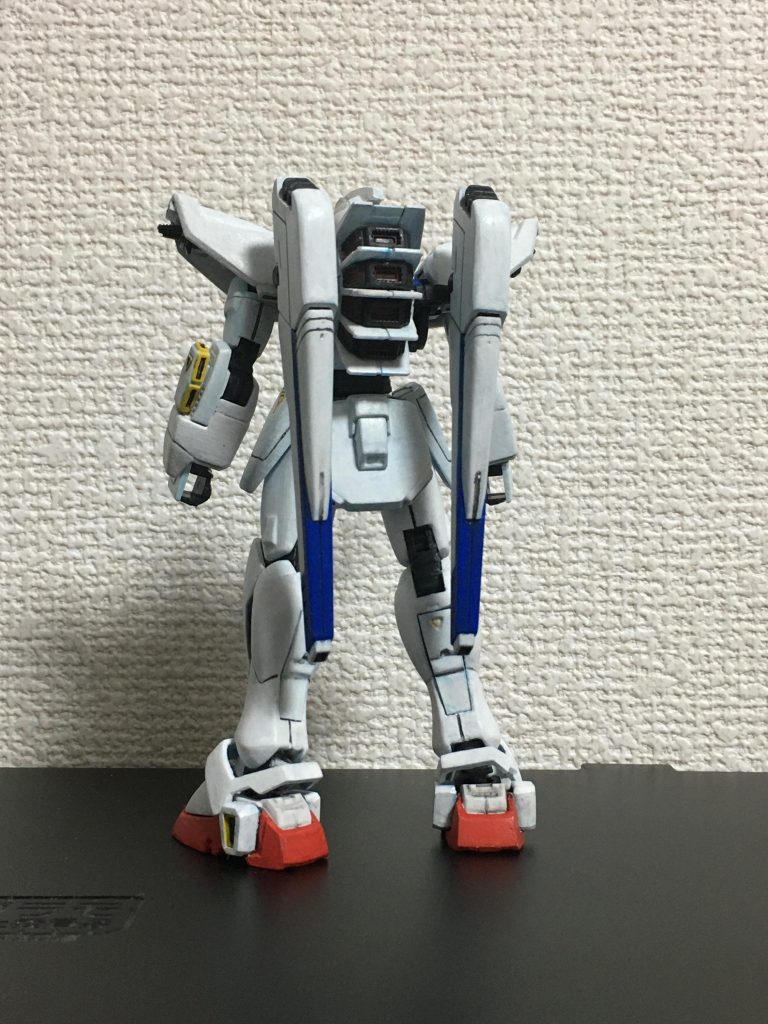 後ろ。ふくらはぎのバーニア展開はオミットしてますが、一応気が向いて展開バージョンも作れるよう、ネオジム磁石を仕込んで蓋をしています。