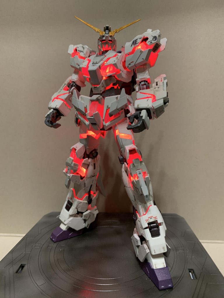 LED点灯①デストロイモード。元々の形成色は白のみではなく、ライトグレーも混ざった2色での配色。色の差がほとんど無かったのでパーツ分けに苦労しました。遠目からは白にしか見えませんが、つや消しホワイトとガルグレーの2色で塗装してます。