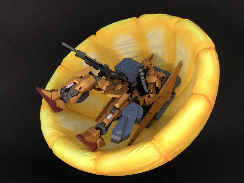 展開状態のバリュートをスクラッチしました。クリスマス等の飾りとして使われる発泡スチロールのボールにティッシュを貼り付けて塗装しました。蛍光塗料を使用して割とテケトーにグラデーション塗装したのですが、大気圏降下中の熱で光っている感じが予想以上に出てくれて嬉しいです。展開状態のバリュートは2つの異なるサイズを作りました。こちらは小さい方のバリュートです。