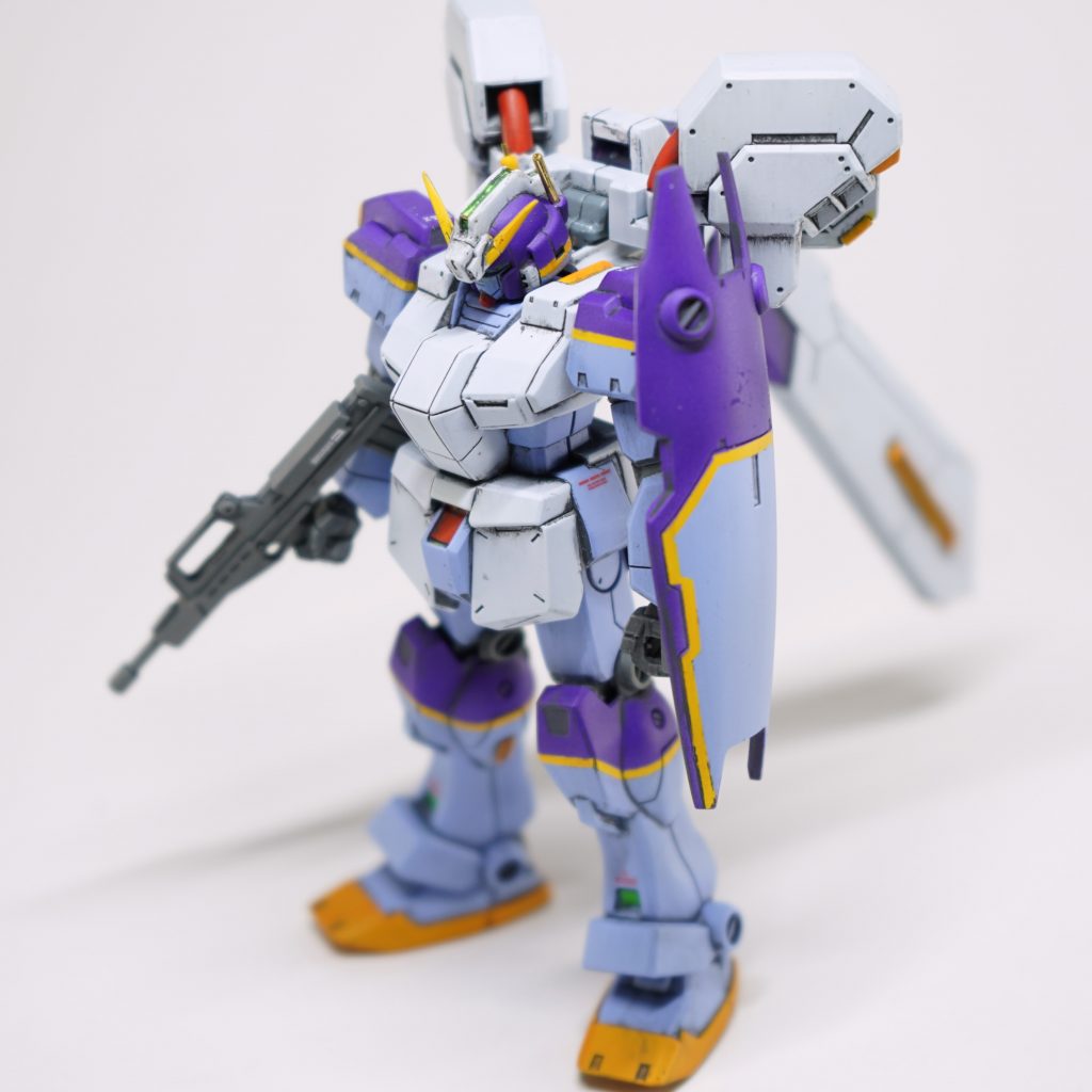 バックパックの赤いパイプのようなものは、FGシャアザクのランナーの一部を使ってディテールアップしています。頭部のアンテナも1mmの真鍮線です。