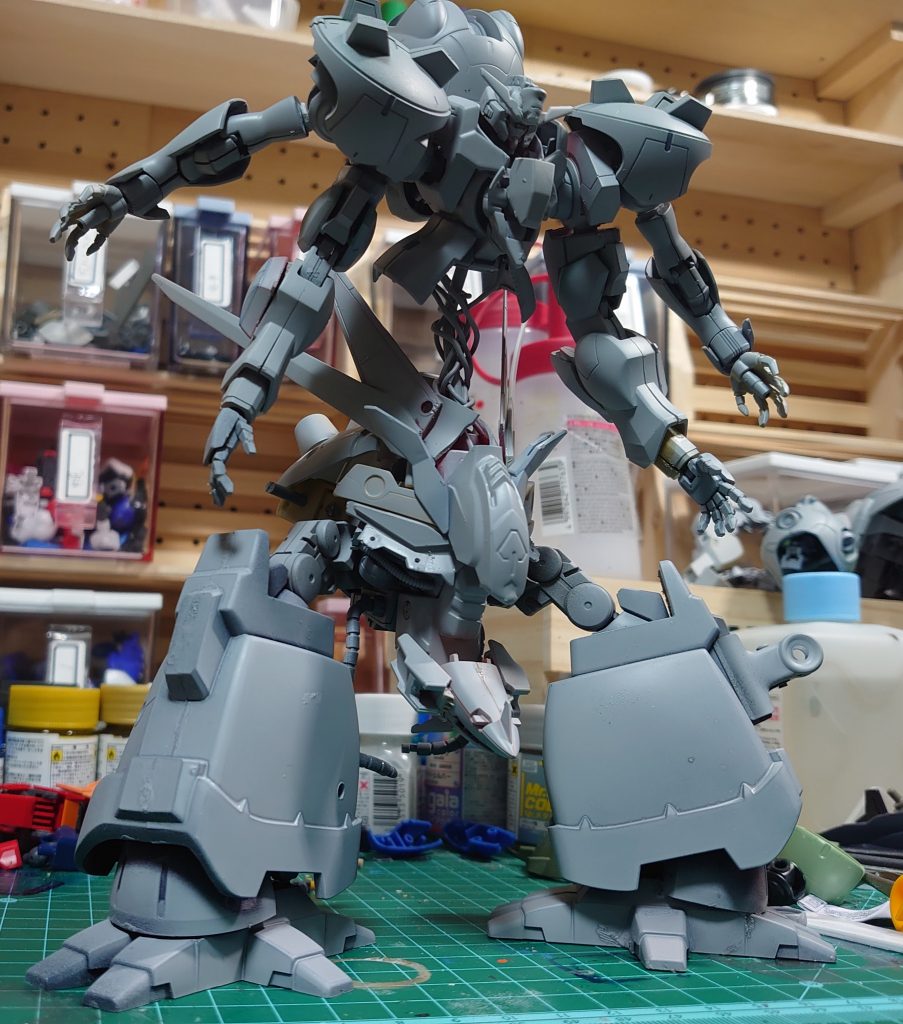 制作写真なかなかのゲテモノなので使うパーツにあまり困りませんでした、なんでも合う感デビルガンダムの脚はオーガ刃Xとアトラスガンダム(両方ジャンク)の脚をまるっと埋め込んでいるので、膝と足首はちゃんと可動するんですがポーズ的に必要なかったかなとも思いますただほどよく足に重さが出たので安定して立ててる点では良かったか…?その他見えない部分に使い道のないジャンクパーツを埋めて密度感の演出をしてます最初はデカい武器でも持たせようかと思ったんですが、MAに手持ち武器はなんか違うかな…と思い基本的にはハシュマルを参考にした武装に落ち着きました。