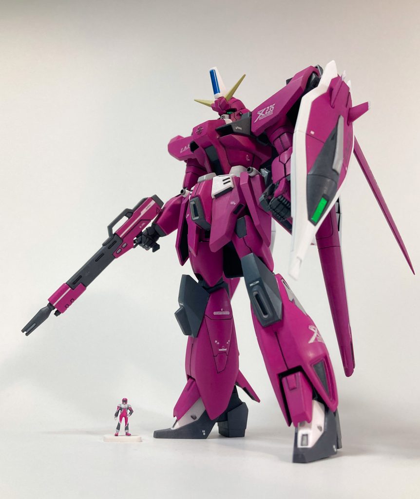 ちっちゃな1/144アスランさんも作成しています。WAVEのフィギュアの形を整えて、筆塗りでパイロットスーツを再現しました。