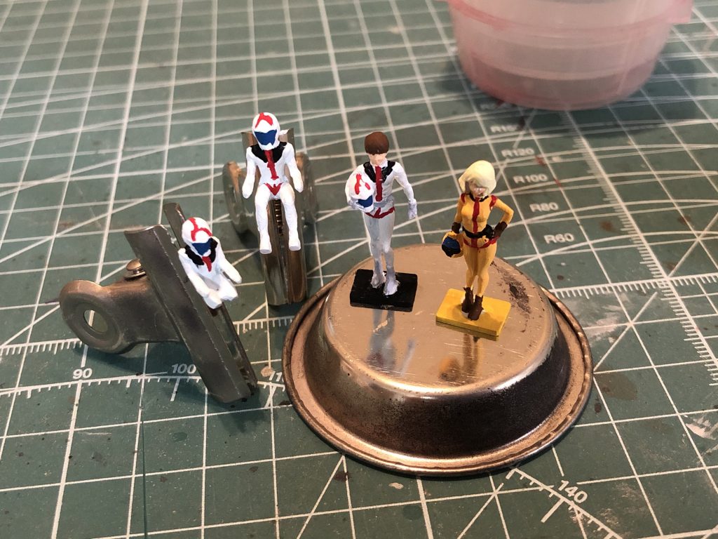 アムロ達はアクリルガッシュで筆塗りしました。人を塗ったのは初めてで、これが1番大変でした。