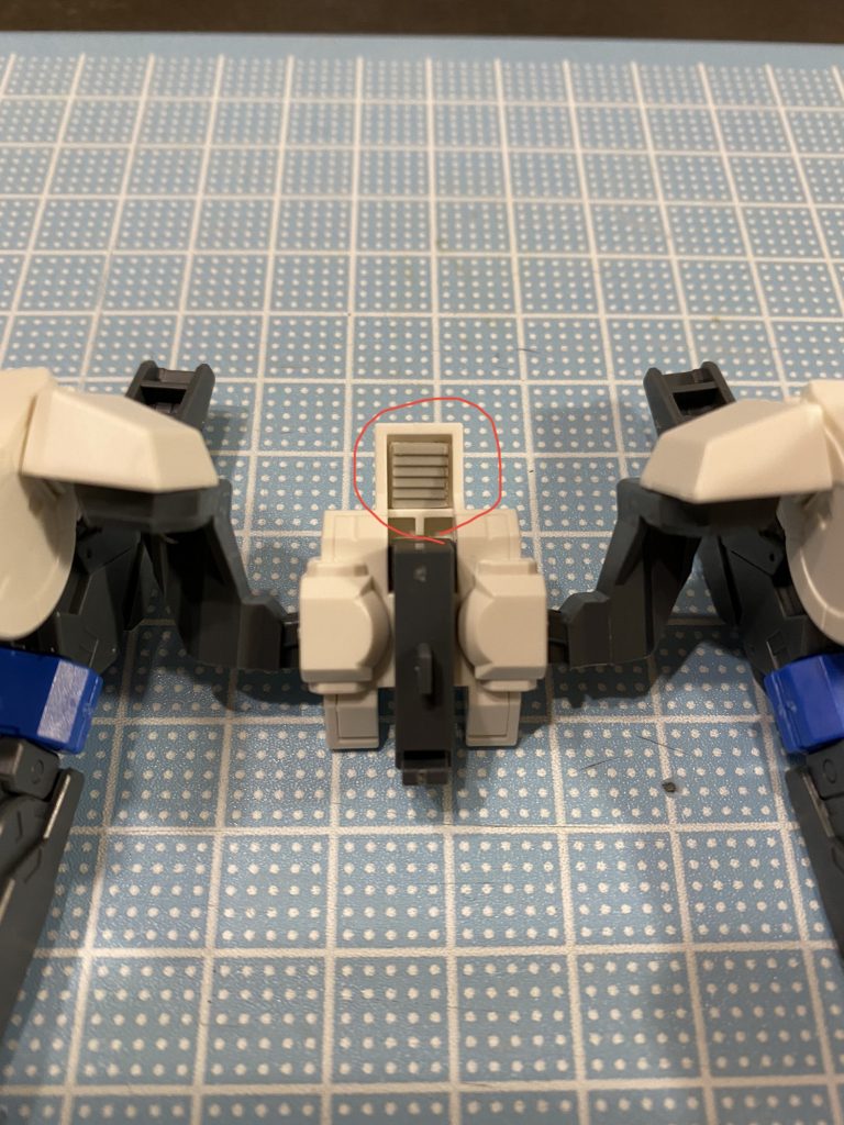 背中の肉抜きみたいな所はプラ板で塞ぎました