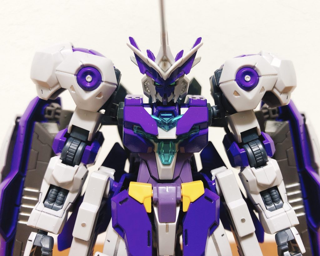 アーマーはユーラヴィンガンダムのものを一部使っています。アンテナとマスク部分のミキシングが個人的には、1番気に入っています。  