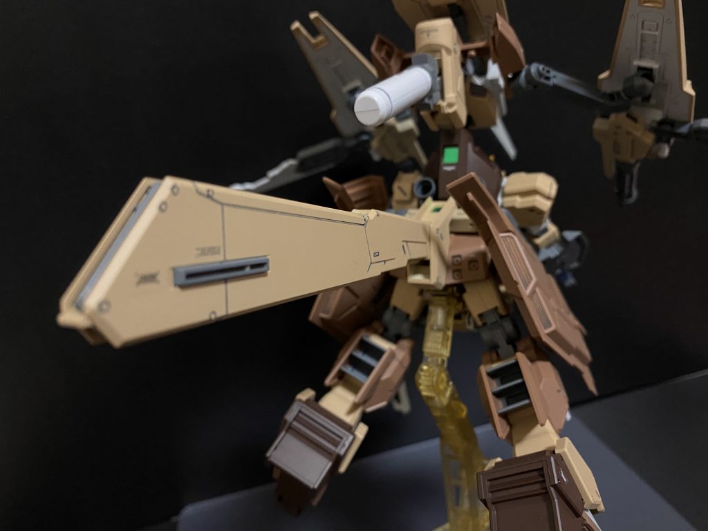 この機体を初めとする三機は、「カッコイイ後ろ姿」というテーマで作っております。