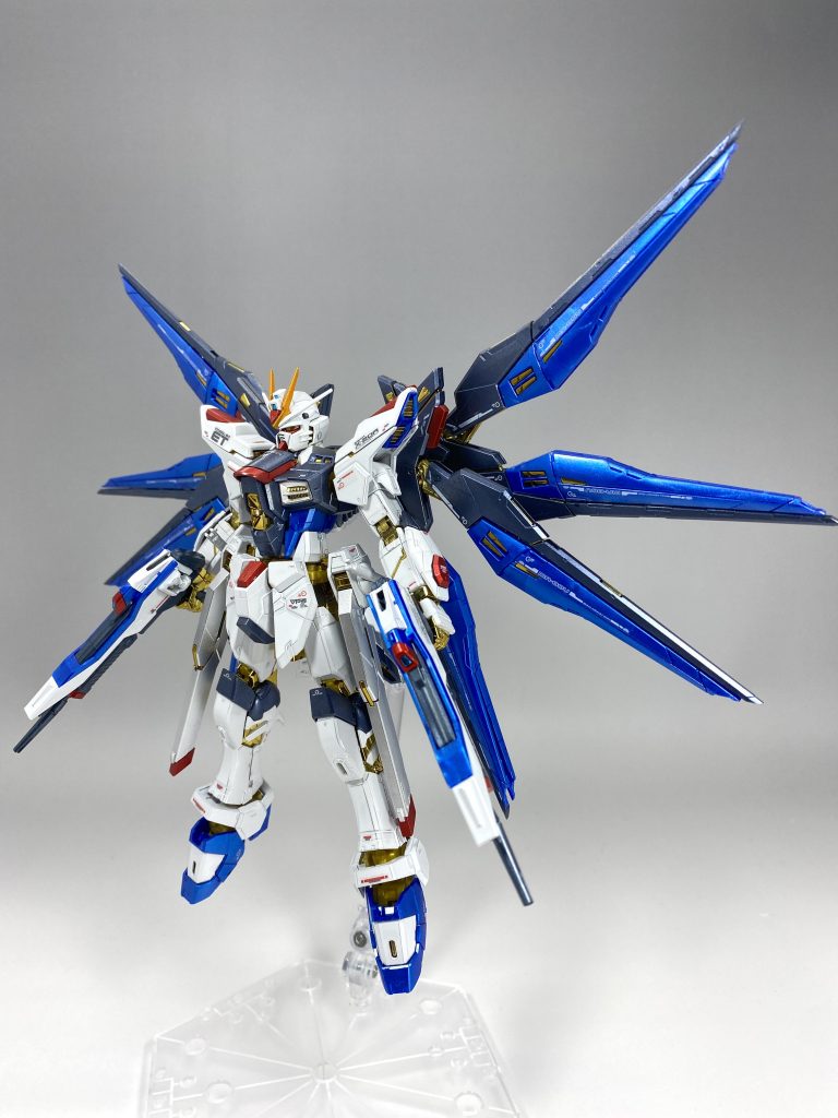 今回はチタニウムフィニッシュとメッキはそのまま活かし、レッド、ネイビー、シルバー部分をガンダムマーカーのメタリック系で塗装、ブルー部分は成形色の上にパールクリアを吹いて仕上げてみました。