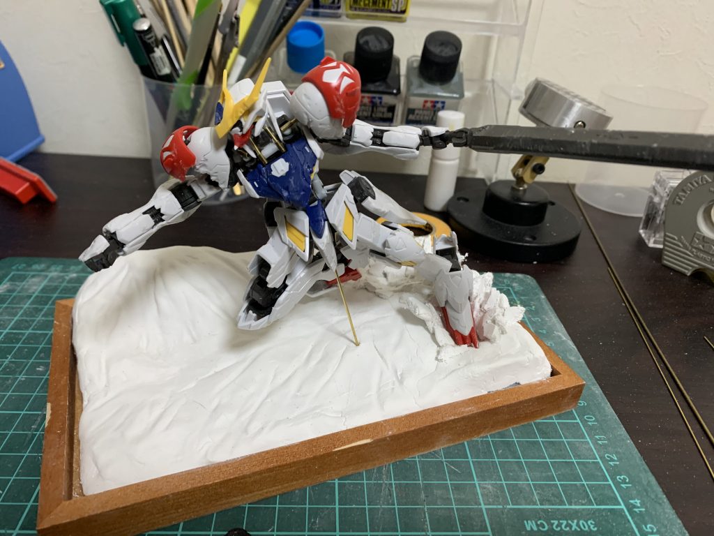 本体は腰の延長やダメージ加工くらいしかしてなくて大体の形にしたらパパッと塗装して完成にしました