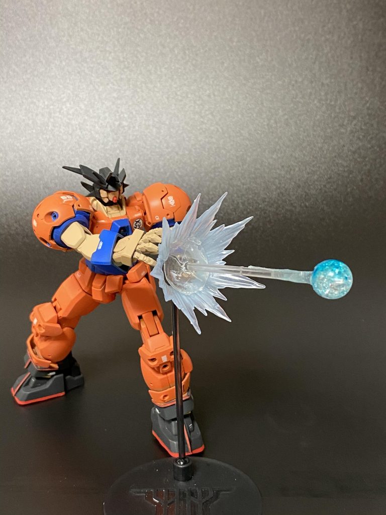 手の平にエネルギー放出器を装備、チャージする事でKHウェーブを発射可能。
画像は威力最小レベル。フルパワーで撃つと戦艦の主砲並の威力が出せるが、チャージ時間が長くなる。
そして特殊インターフェイスにより、パイロットの精神力が機体性能に反映されるシステムを搭載、以下連続画像を参照