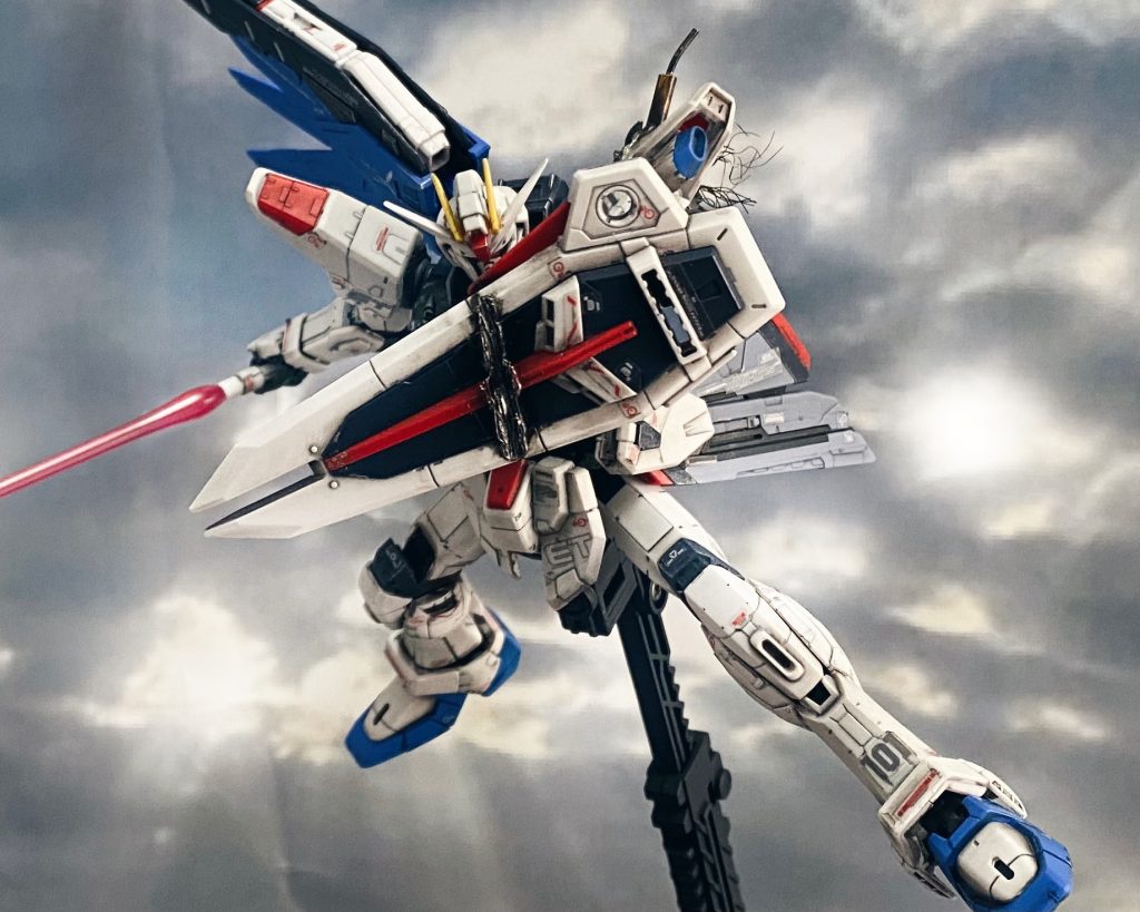 シールドで防ごうとするフリーダム!フラッシュエッジビームブーメランの攻撃を防いだ時の傷がシールドの残っています!!