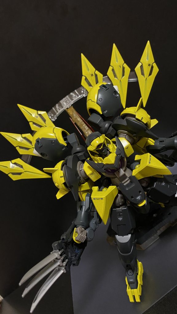 大型のファングは、剣として、盾として、射程を選ばず運用される。