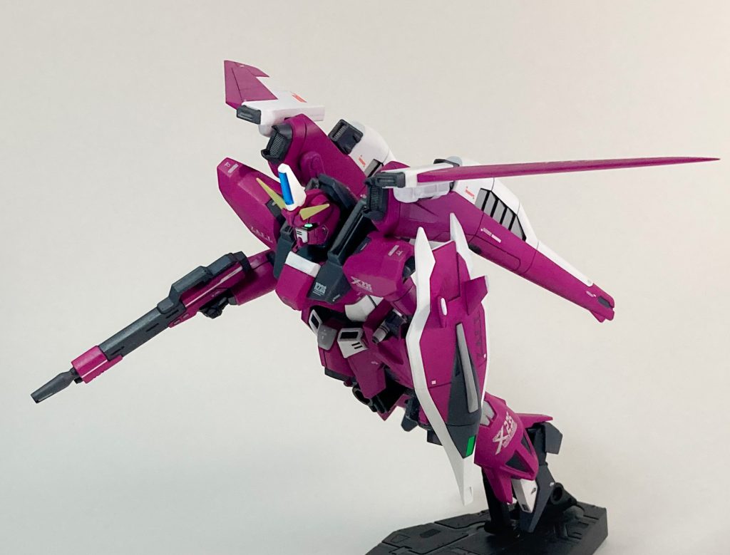 飛行シーン:翼を大きくした分ポージングが映えます。