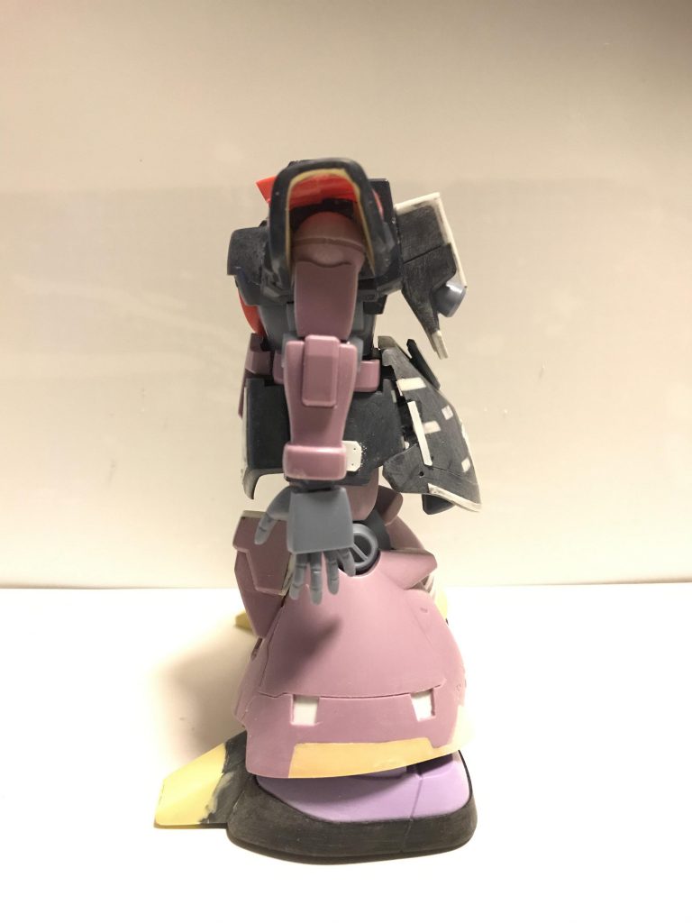 肩内部の1番目立つ手前にあるダボを撤去しパテで埋めて赤く塗装しました