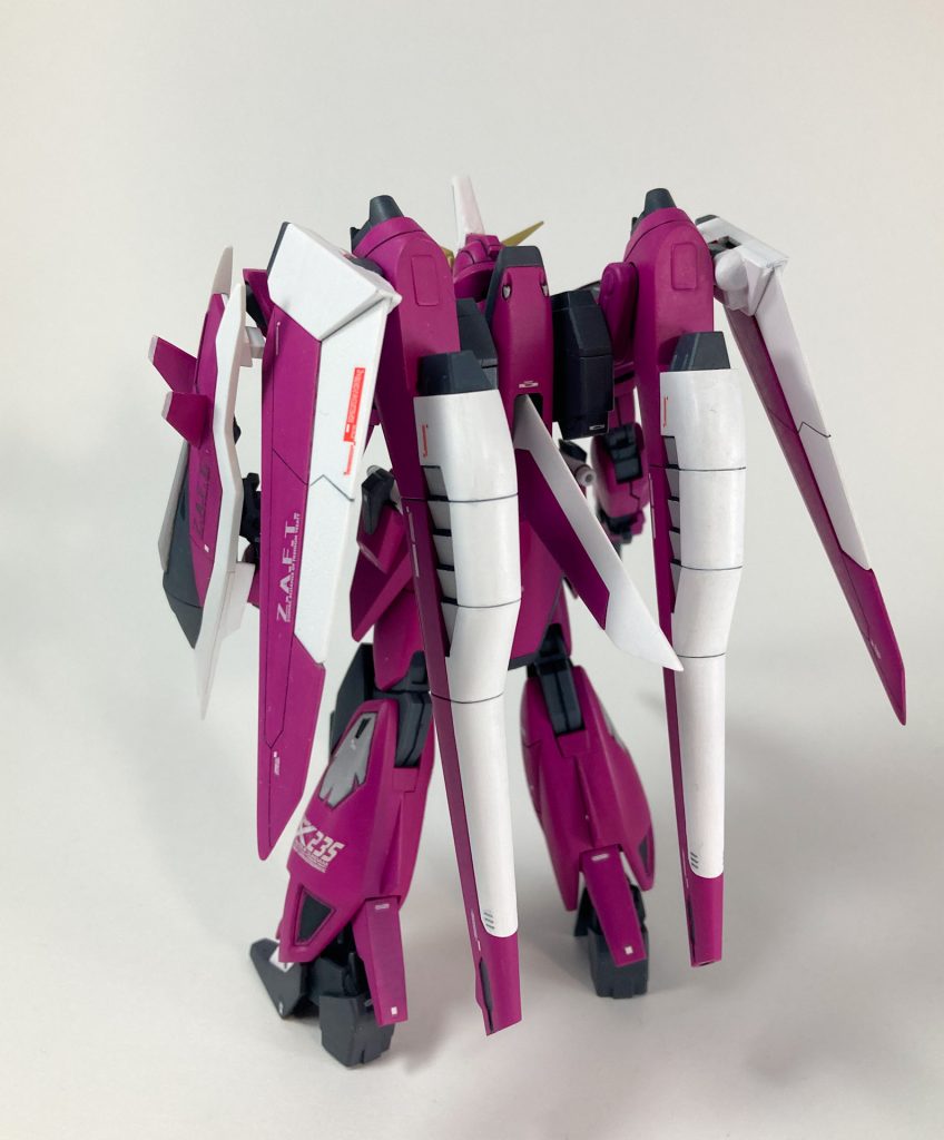 リアビュー:翼はエアマスターのものを形を整えて活用し、元のキットから一回り大きくしています。また、踵上部に追加でスラスターを設けました。