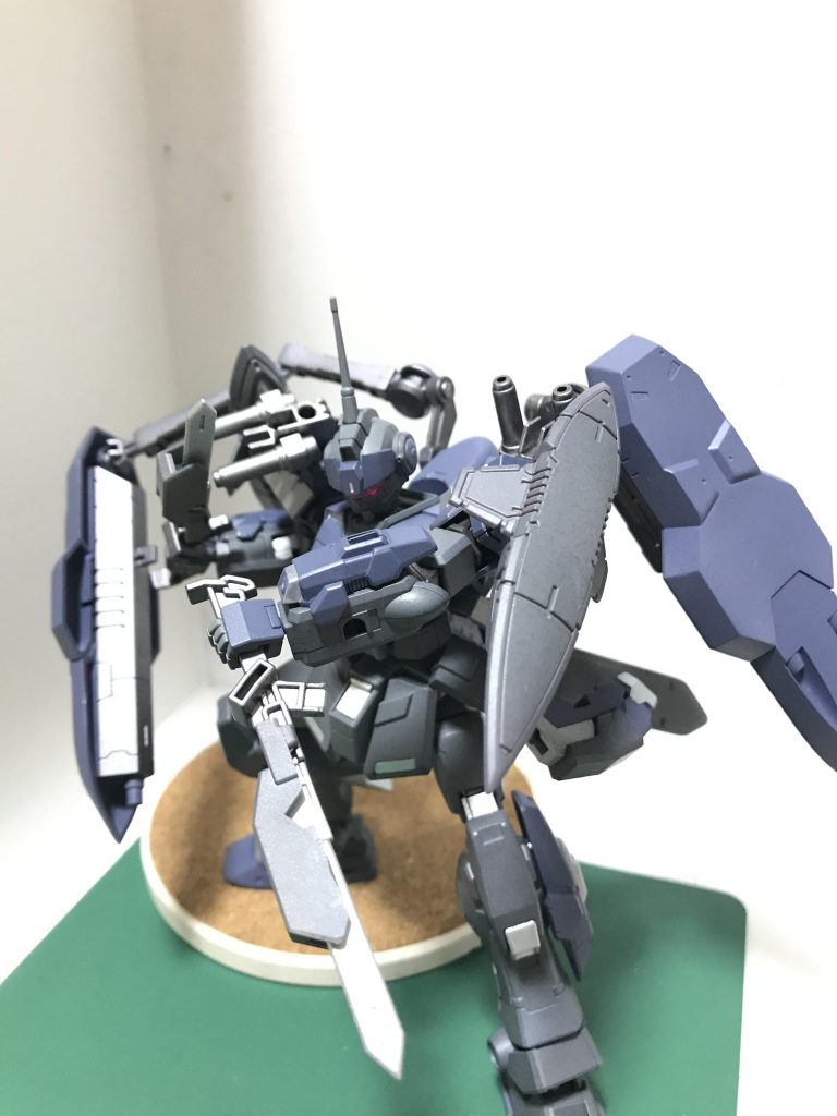 両足のふくらはぎには緊急迎撃用のナイフを装備これもサブアームで持つことが可能