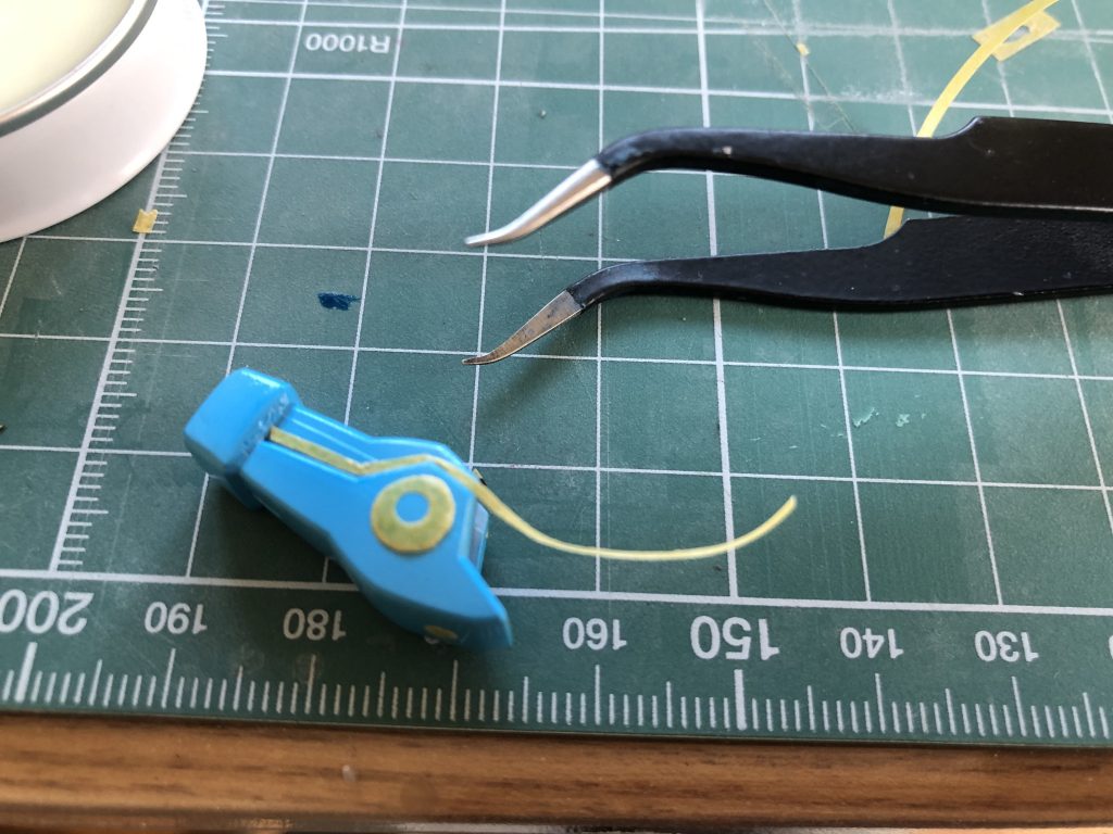 ウィンダム本体は上の図の通りナイフや穴あけパンチでマスキングテープを切り取ってペタペタと貼っていきました。1番気が遠くなりました。