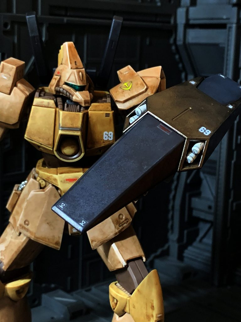 ジェガンと同型のシールドを装備。2連装ミサイルランチャーを2門装備しており、小型とはいえ威力は侮れない。(シールドはオリジンガンダムの接続部を流用しています。)