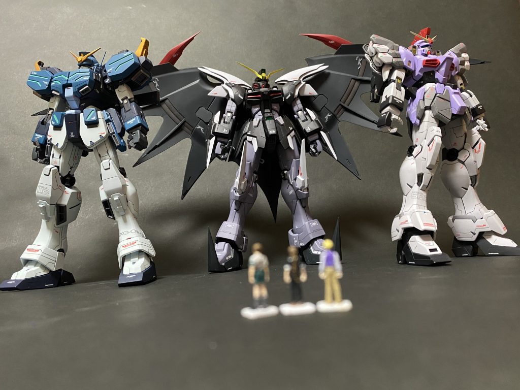 OVAでのガンダム達との別れは、寂しさもありながら、本当に平和になったと言う象徴的シーンでもありました。実際は丘の上で自爆させていましたがここは下から見つめる絵にしてみました。
敗者にしかなれないガンダム達が最後まで戦い続ける姿はとても良い場面であったと思います。