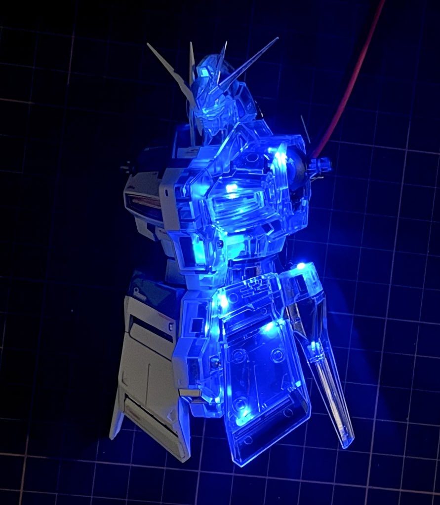 電飾テスト、クリアパーツのエッジやC面に光がうまく周りました。