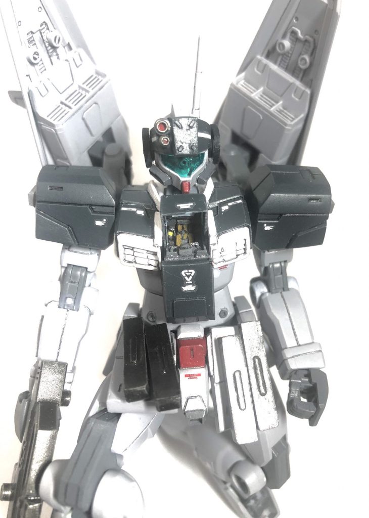 コクピットハッチは開閉可能。スカートに付属のカートリッジはマグネットで手持ちのライフルの物と交換可能です。