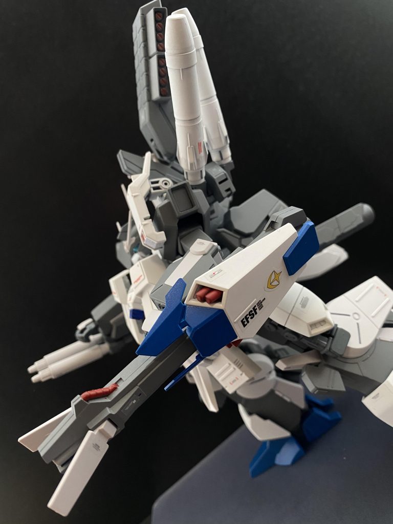 シールドは、シルヴァバレトと同等の物。左肩後ろに装備されたミサイルコンテナと、二発の大型ミサイル。ミサイルコンテナに搭載されたミサイルは主に迎撃に、大型ミサイルは対艦用と対MS戦用としてクラスタータイプがあり、ミッションに応じて換装される。