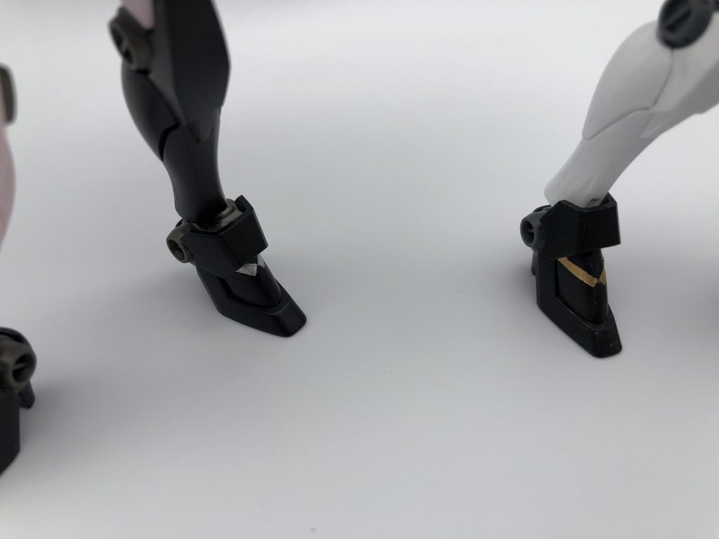 区別を付けるために靴の柄の色を白上ちゃんは金で黒上ちゃんは銀。リボンの柄も靴の柄の色と反対にして分け、リボンの装飾品は前回少し小さかったので今回は大きめに作ってみました。