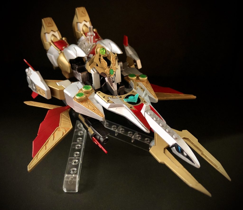 鳳凰武装-フェニックスアーマー本家三代目頑駄無大将軍の変形した姿である、超鳳凰を模したアーマー。武者光亜頑駄無と合体する。