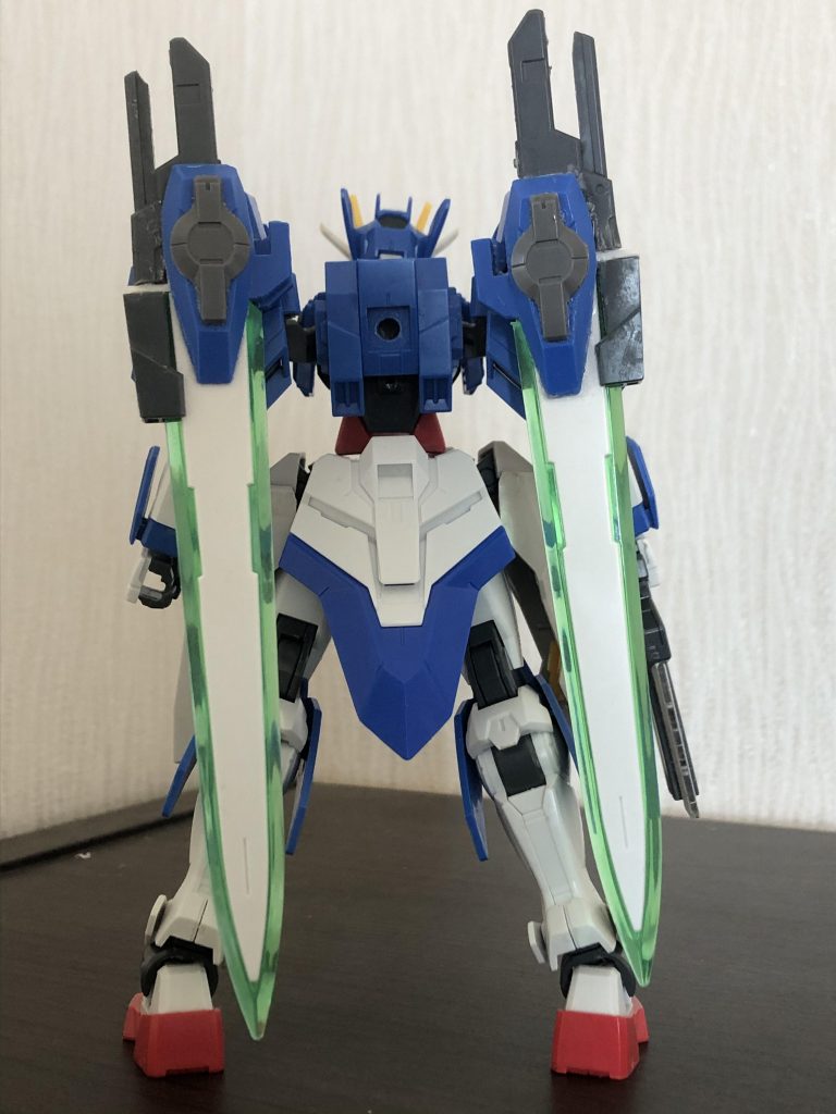 後ろ
大きなGNバスターソードを二本も振り回すのでバックパック等はなくし、なるべくシンプルなデザインになっている