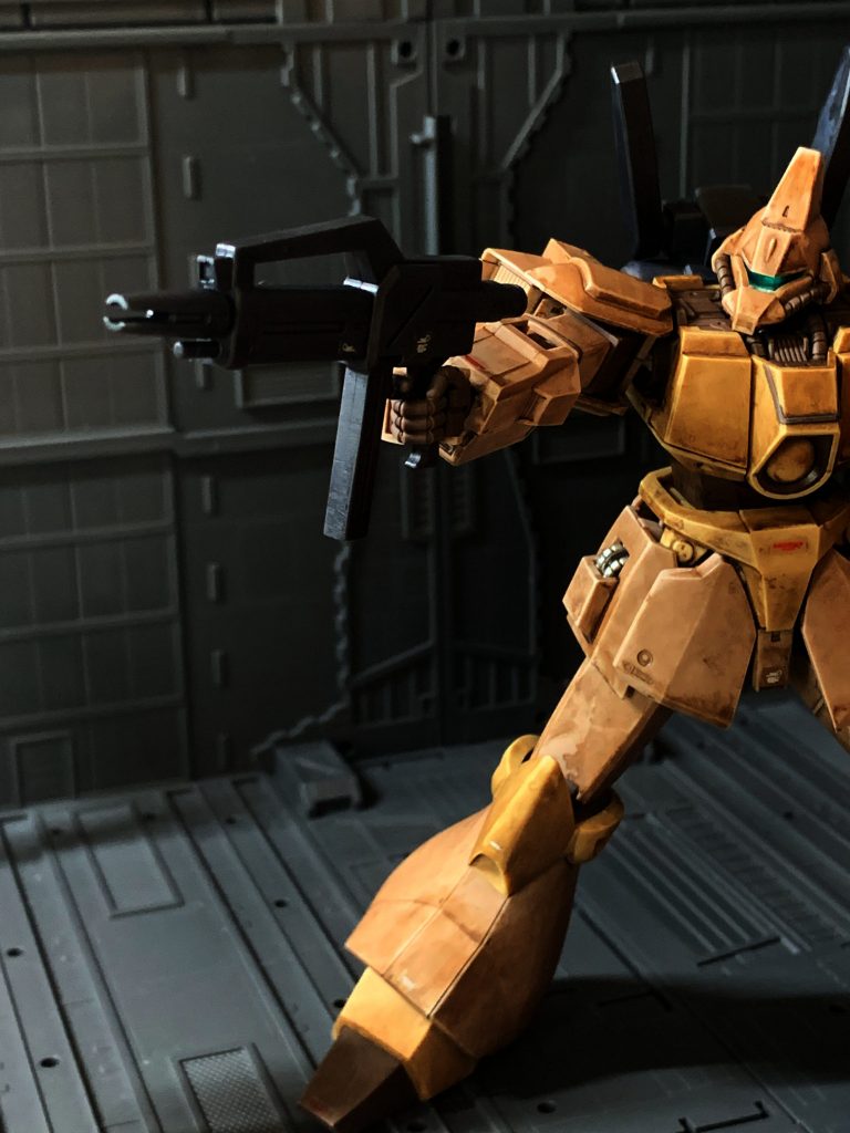 ジェガンと同型のビームライフルを装備。連射性に優れている。