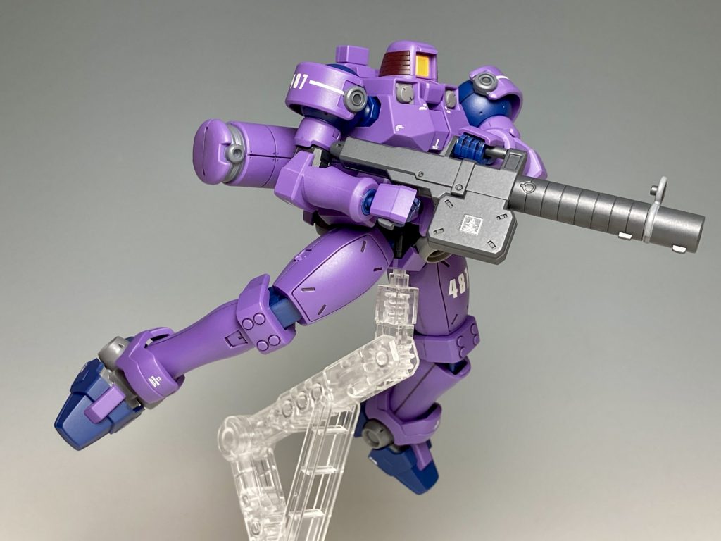 飛行シーンをイメージ。腕も良く可動するので、銃の両手持ちも楽々ですね。