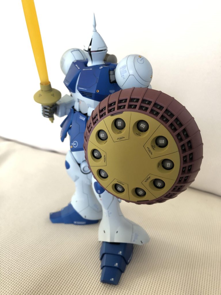 設定に近い色味で、マ、クベ専用機とという事でキレイ目に仕上げてみました。
デカールも機体色に合わせてブルーを基本に貼り全体を半艶消しで整えてました。