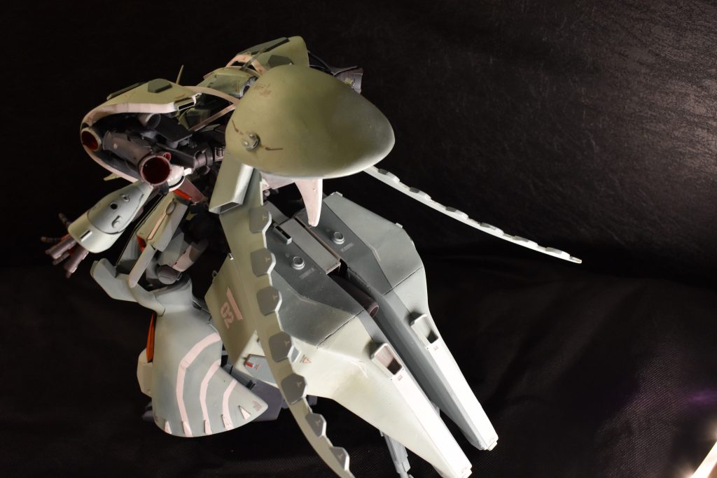 フレキシブルバインダーはバックパック下に2枚、7つのコブはそれぞれがスラスターとなっている。