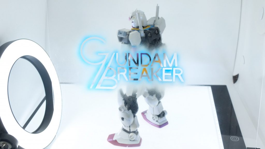 今回の撮影に際して画像加工は一切せずにトリミングだけしています。撮影ブースにトレース台を置いて地面からの光源を確保(某模型サイトに非常に感謝)フォトライトを斜め下から照射して偏光シートからの反射をする様にしていますロゴはタミヤの透明プラ板にマスキングで塗装して作成しました。