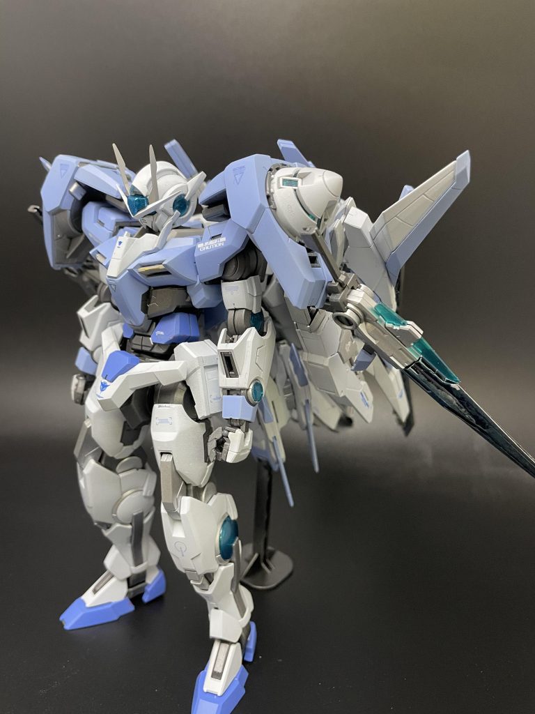 合体GNドライブにバインダーが接続されない分、後ろ重心が半端ないですね。付属の支柱が無いと自立出来ませんし、スタンドで浮かすのも怖いです。大ボリュームで昔から好きなんですが、他のバリエーションに比べると立体化やゲームのプレイアブル機採用に恵まれないですよね。