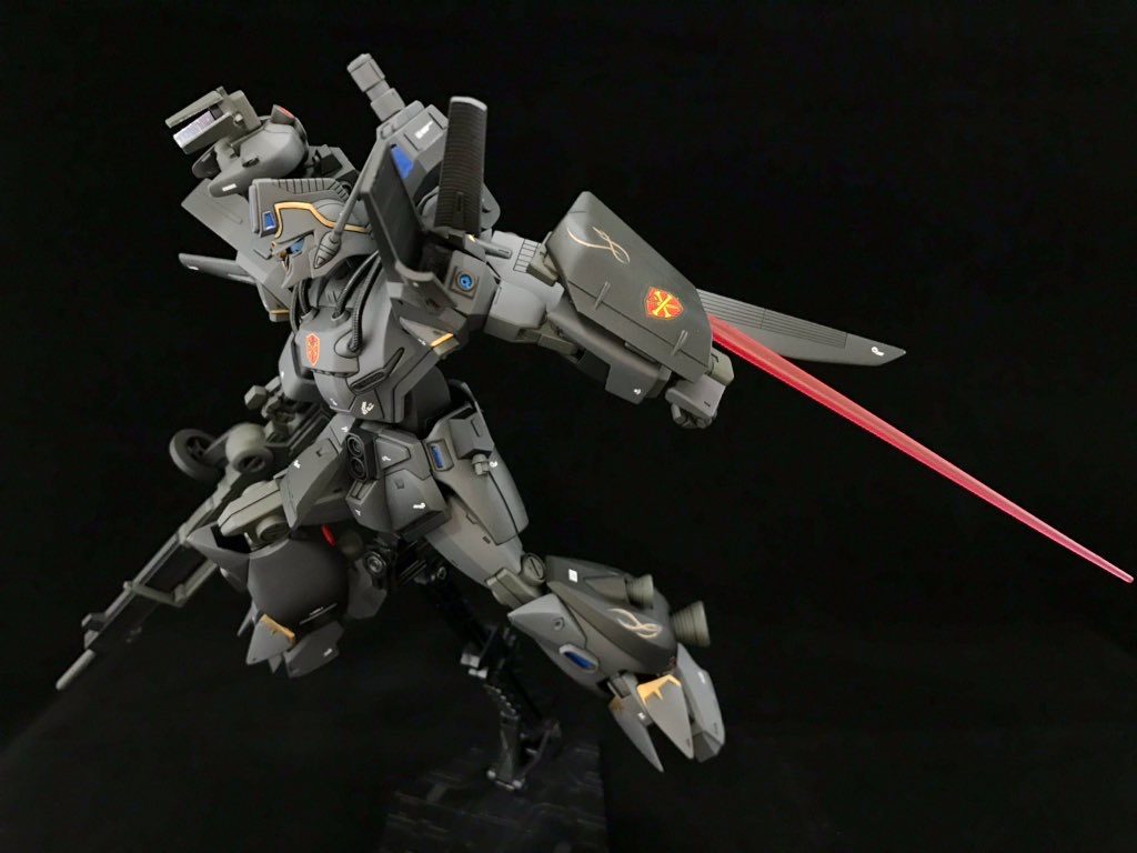 ビームガンとビームサーベル内蔵の小型シールド