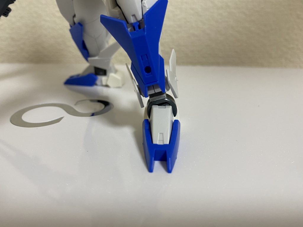 脚部は足首関節で1.3mmプラ板で延長設定画のようなスタイルを目指しました。あとはお腹と首で1mm延長しました