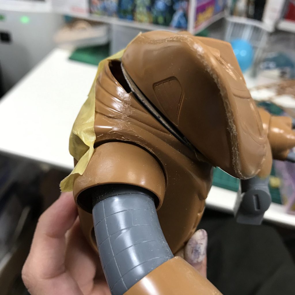 首の角度も上向きすぎたので無理矢理(笑)前を向かせています(力技)
忘れてましたが、ヒートロッドは型取りをしなおしてキャストレジンで複製、曲げて作ってます('ω')