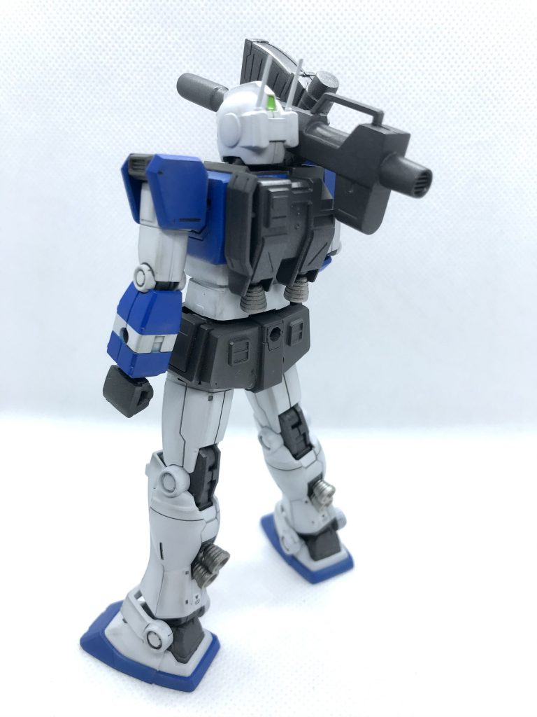 ジムキャノンの方が下腿部のバーニアが二つもついてて豪華。
