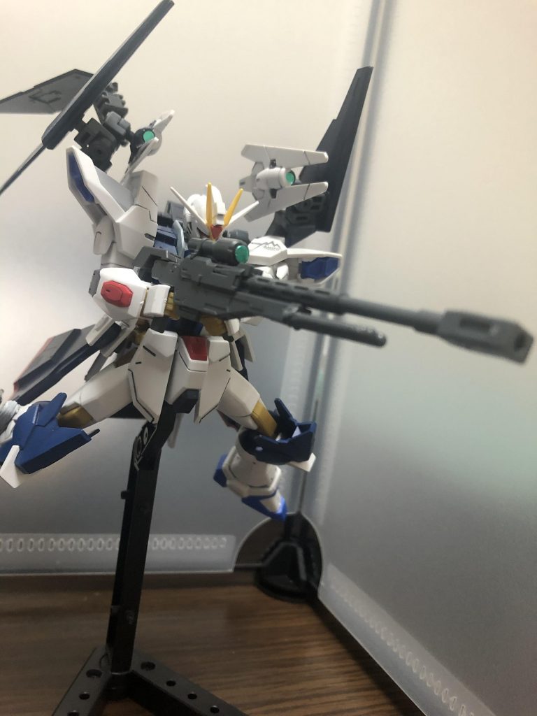 そして遠距離戦用にスナイパーライフルを装備しています、これはデュナメスからの流用です、そして背中のセンサービットをライフルのスコープと連動することで超遠距離狙撃も可能になります、一様センサービットは普通に使えます